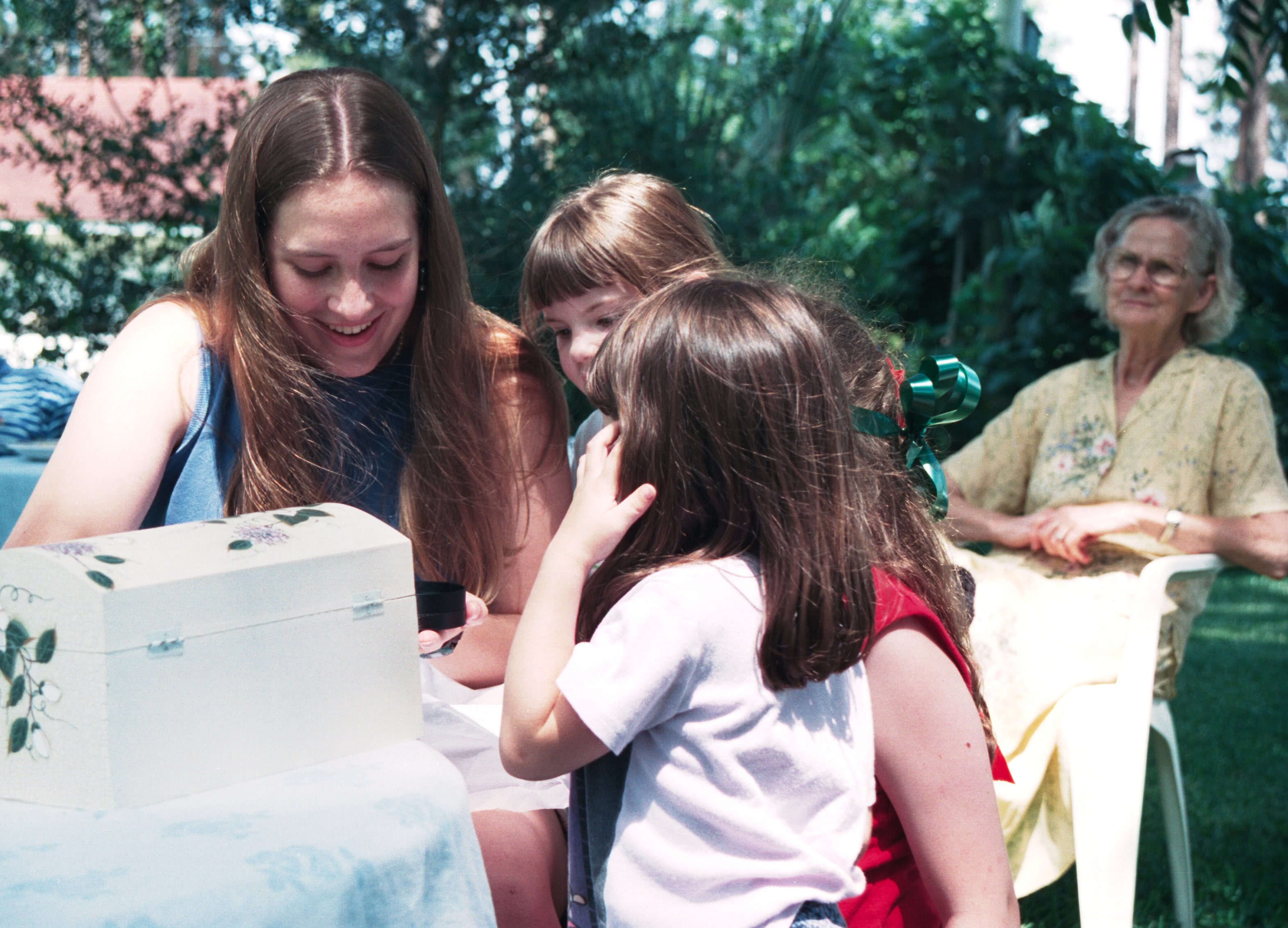 ashley reads card to kids 2