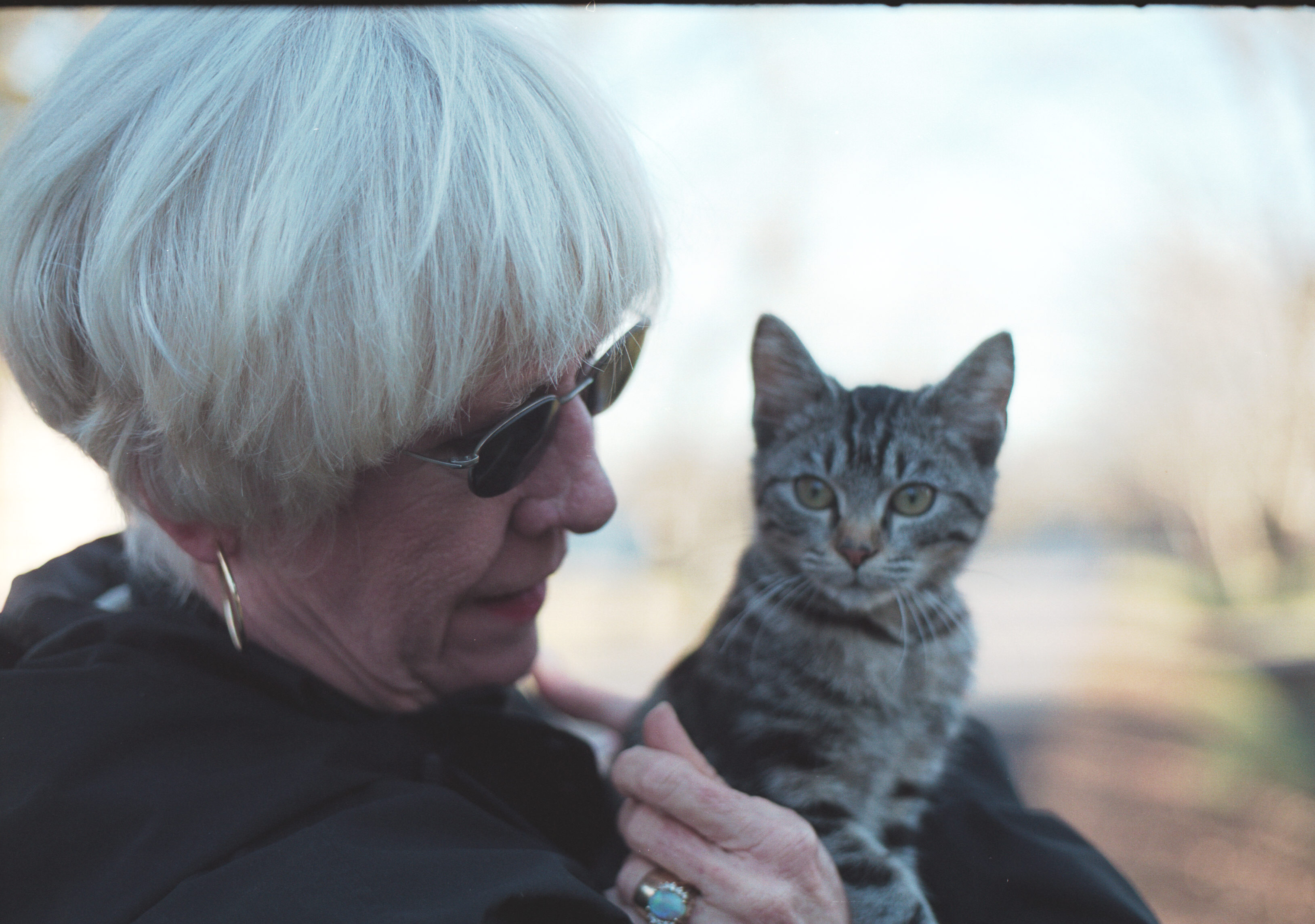 mom with kitten