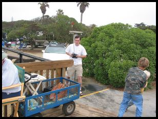 John, flying his 2x4 off of the camping site. Before launch we picked the beach as the landing zone, so he was about to walk down the stairs