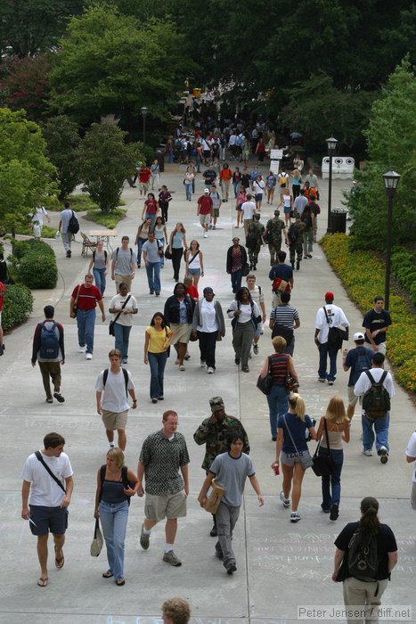 Skiles walkway at lunchtime