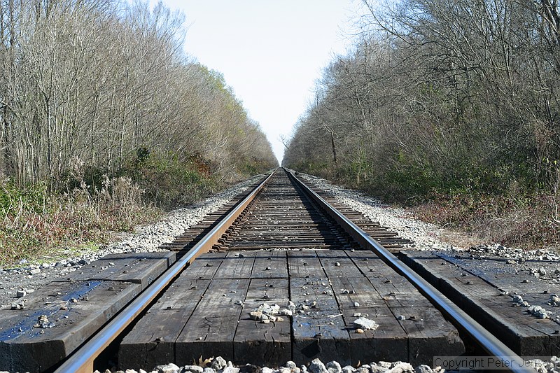 looking east along the tracks that run along LA 190