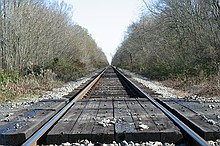 looking east along the tracks that run along LA 190