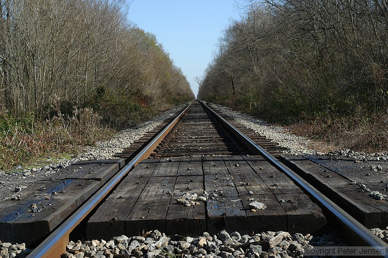 looking east along the tracks that run along LA 190