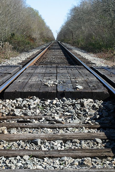 looking east along the tracks that run along LA 190