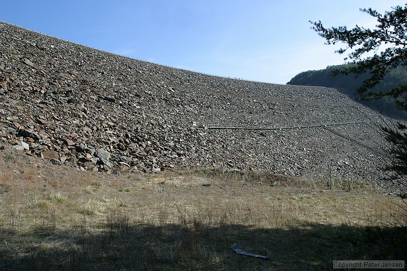 Carter's Dam slope, with some fliers barely visible on the lip (and the downed Zagi that I was retrieving in front of me)