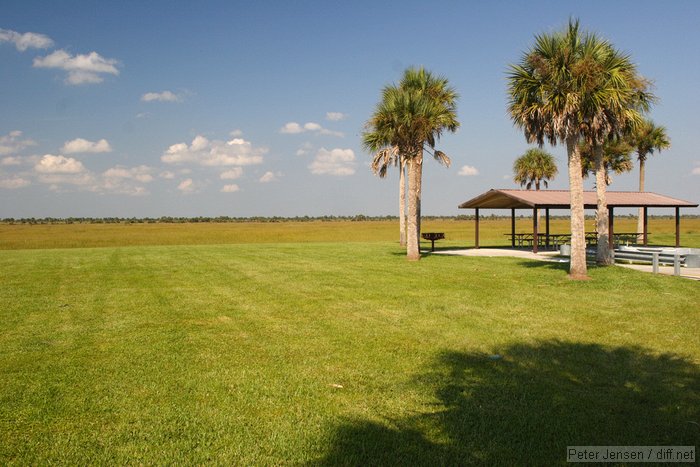 a nice picnic area at the parking lot