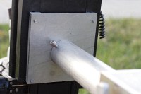 the 1/4-20 setscrew clamps against the 1.5" cylinder sticking out from the plate