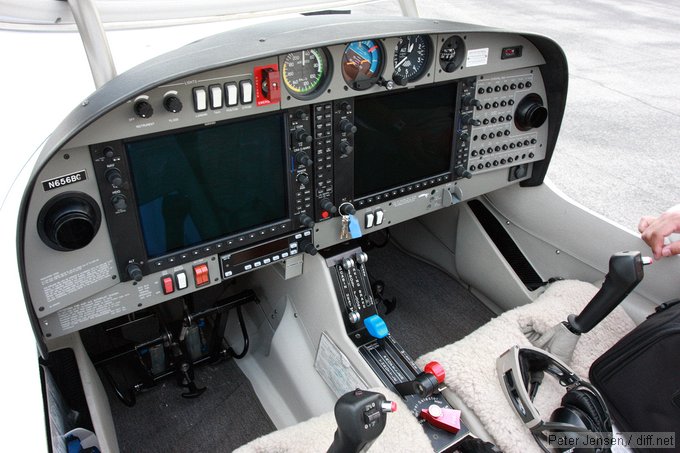 DA40 N656BC panel.  I'm 6'3" and there was enough room to fly it with a David Clark headset but I'm not sure it would have been comfortable in turbulence.  Leg room was also a little tight.  Otherwise a sweet plane.