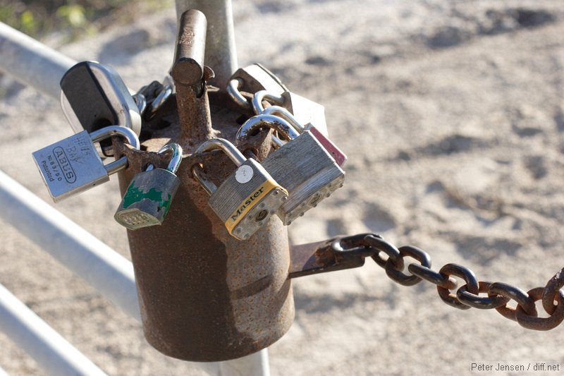 novel lock chaining mechanism - looks hand-crafted