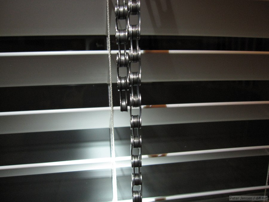old road bike chain (left), new Shimano CN-7701 Dura-Ace 9-speed chain (right)