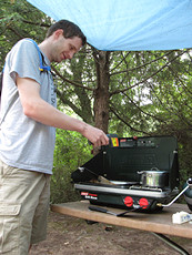 yes, Rob is using an infrared thermometer to calibrate the pancake griddle