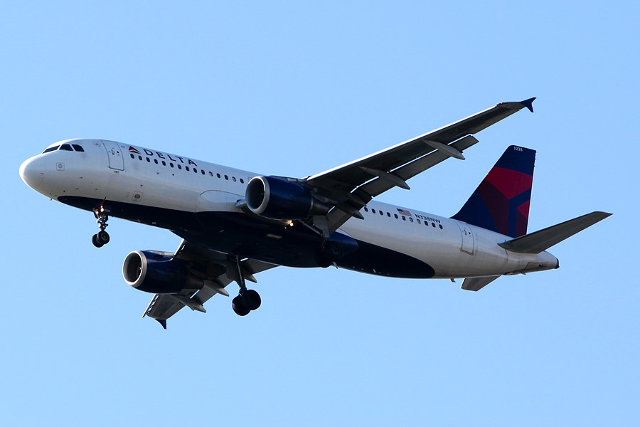 N338NW on final to DCA