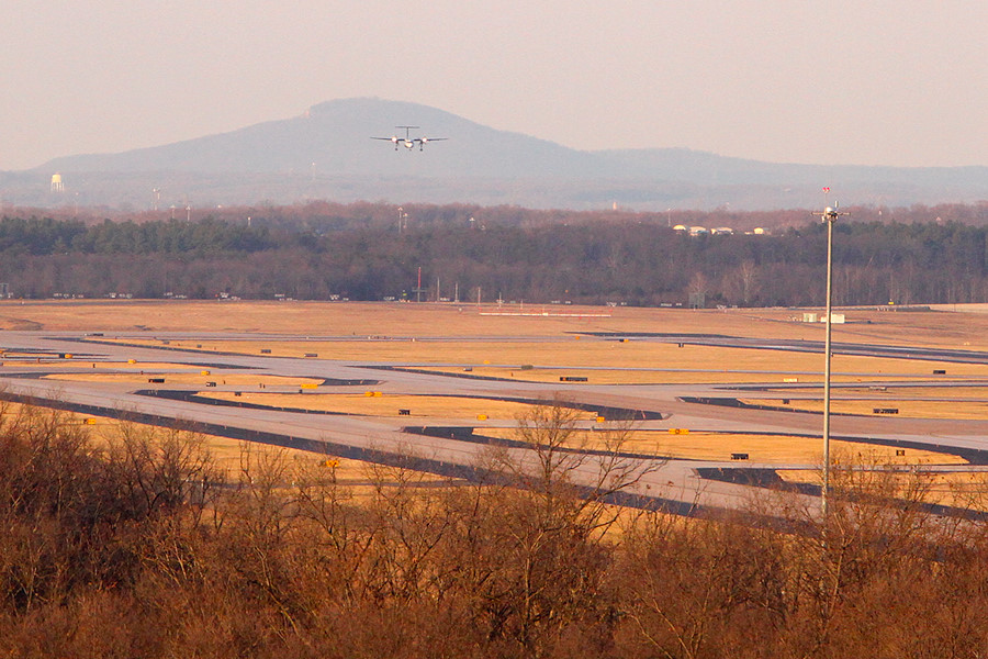 turboprop on final at Dulles