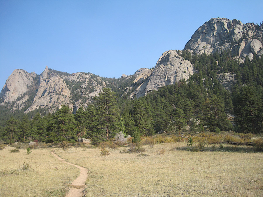 approach trail in the direction of the Pear formation at Lumpy Ridge