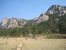 approach trail in the direction of the Pear formation at Lumpy Ridge