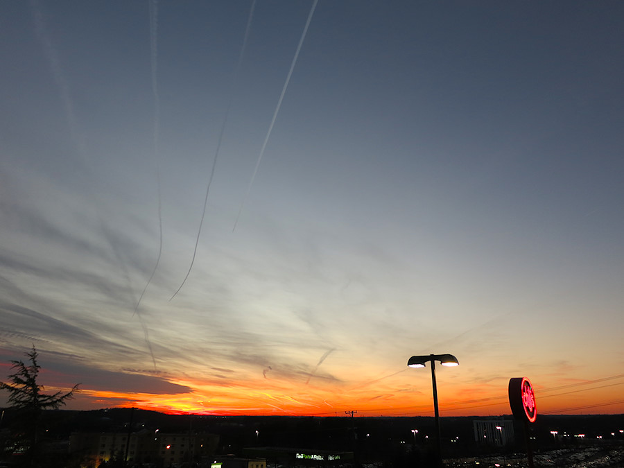 nice contrails while waiting for a delayed flight at Chilis