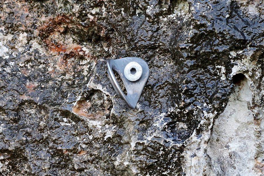 interesting bolt and hangar, not entirely sure what's behind here