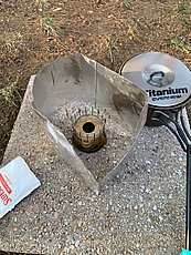 making one last cup of hot cocoa on a cold day with the old and heavy alcohol stove (80g + 25g aluminum wind shield, evernew 1.3L pot