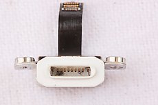 apple connector from airpod case